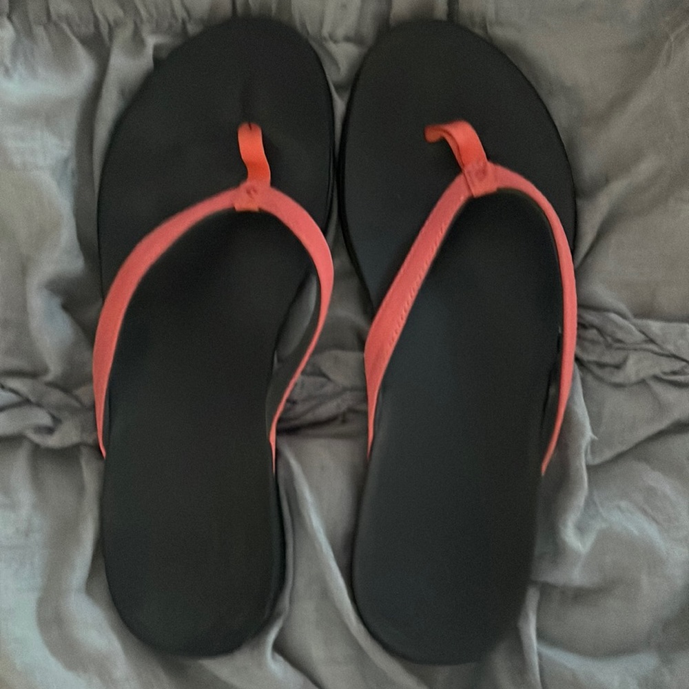 Olukai coral flip flops sz 10